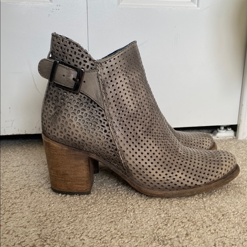 Donating soon!! Flying Monkey Size 8 1/2 Leather Ankle Boots With Chunky Heel